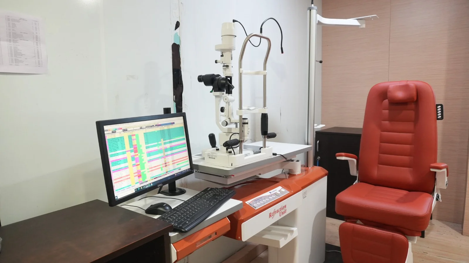 Refraction unit with phoropter and chart projector