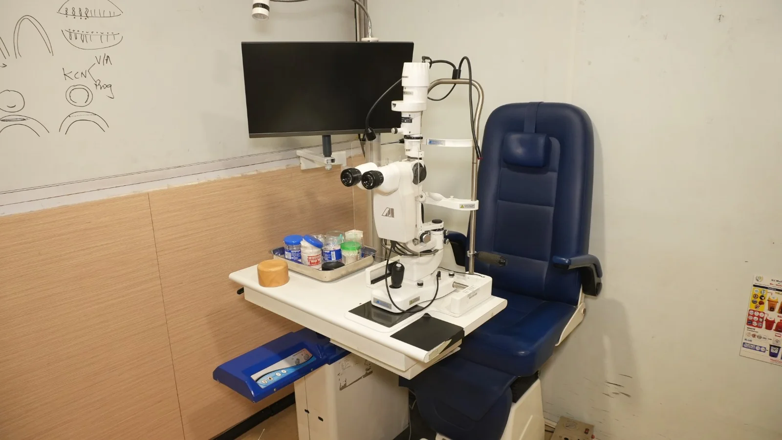 Slit lamp fitted with an imaging camera in the diagnostic room