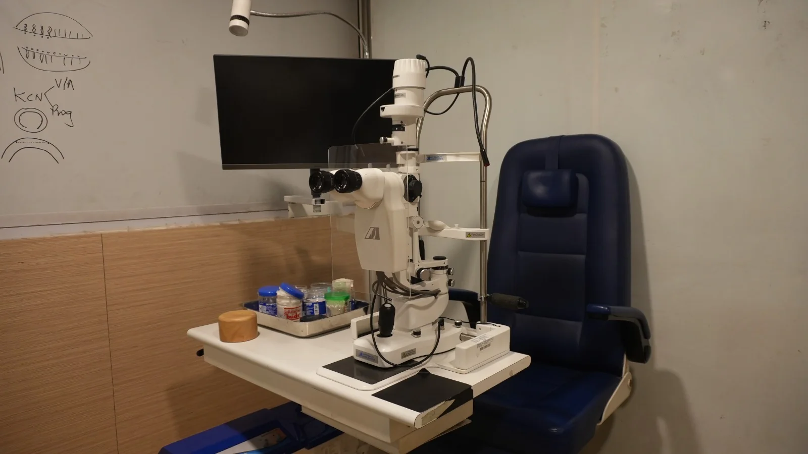 Imaging slit lamp seen from the patient side of the table