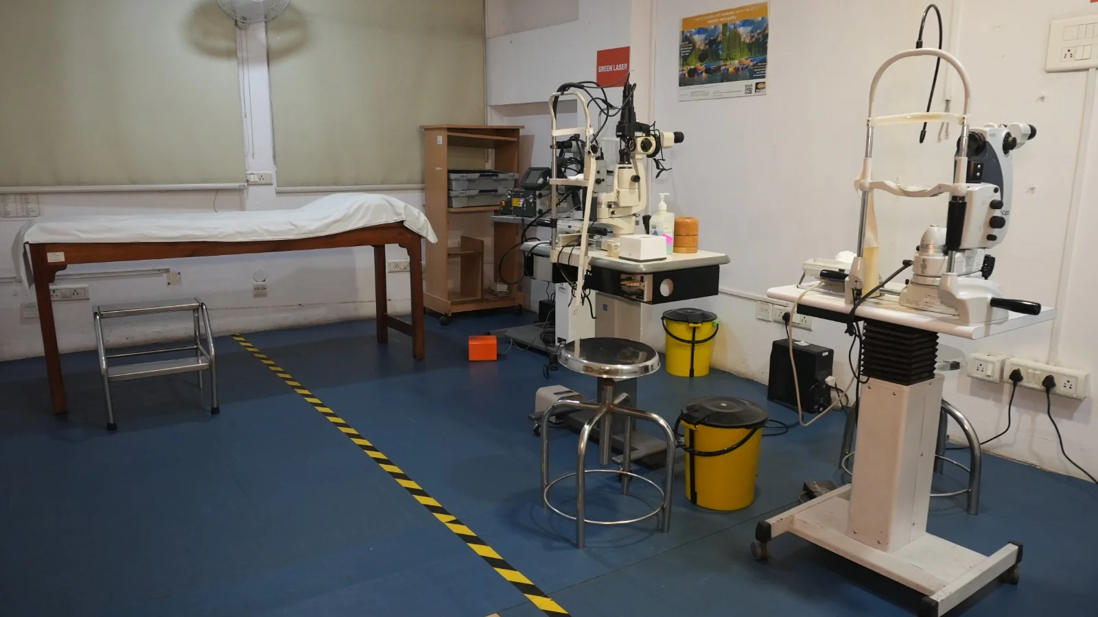 Overview of the laser room with treatment chair and console