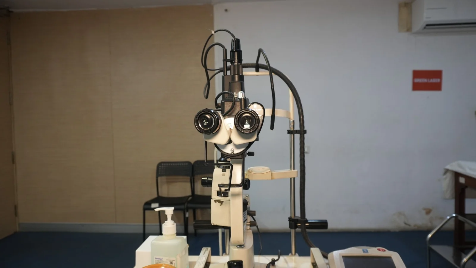 Green laser slit lamp viewed from the front
