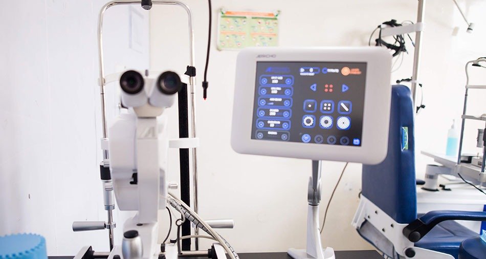 Sterile operating suite with the surgical microscope in position