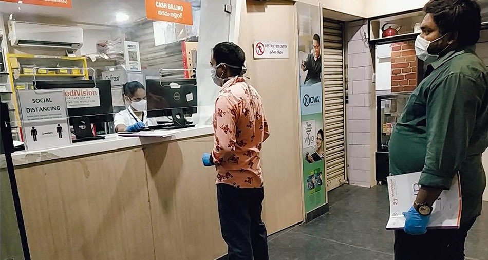 Family accompanying a patient at the outpatient counter